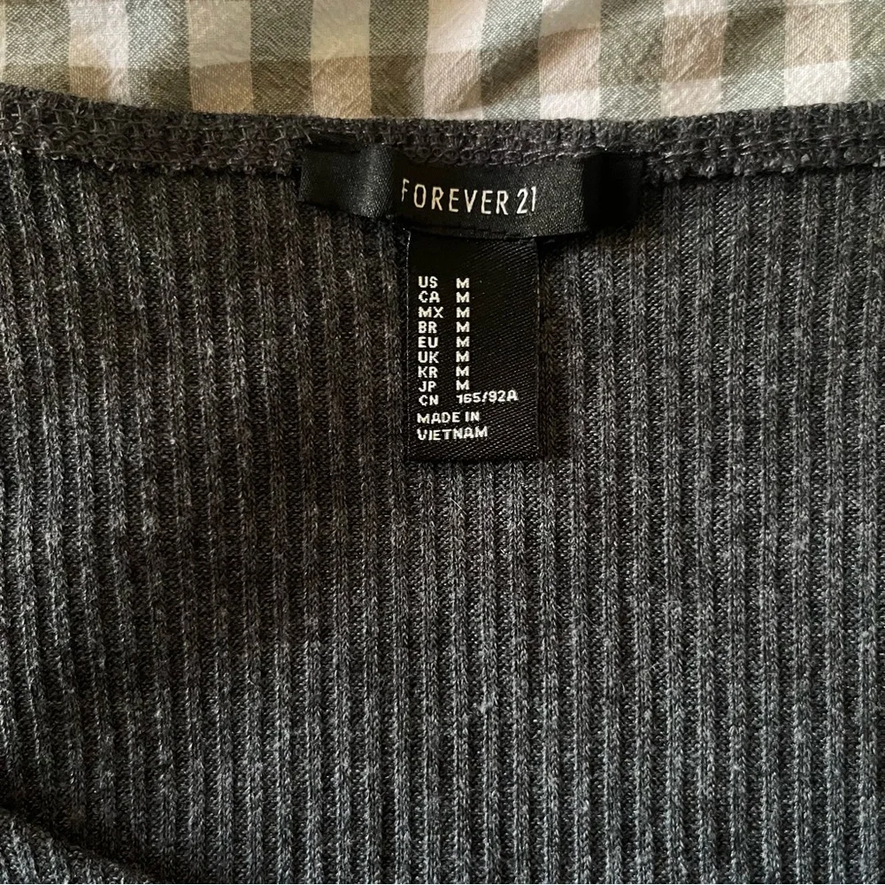 Long Sleeve Ribbed Crop Top - Picture 6 of 6